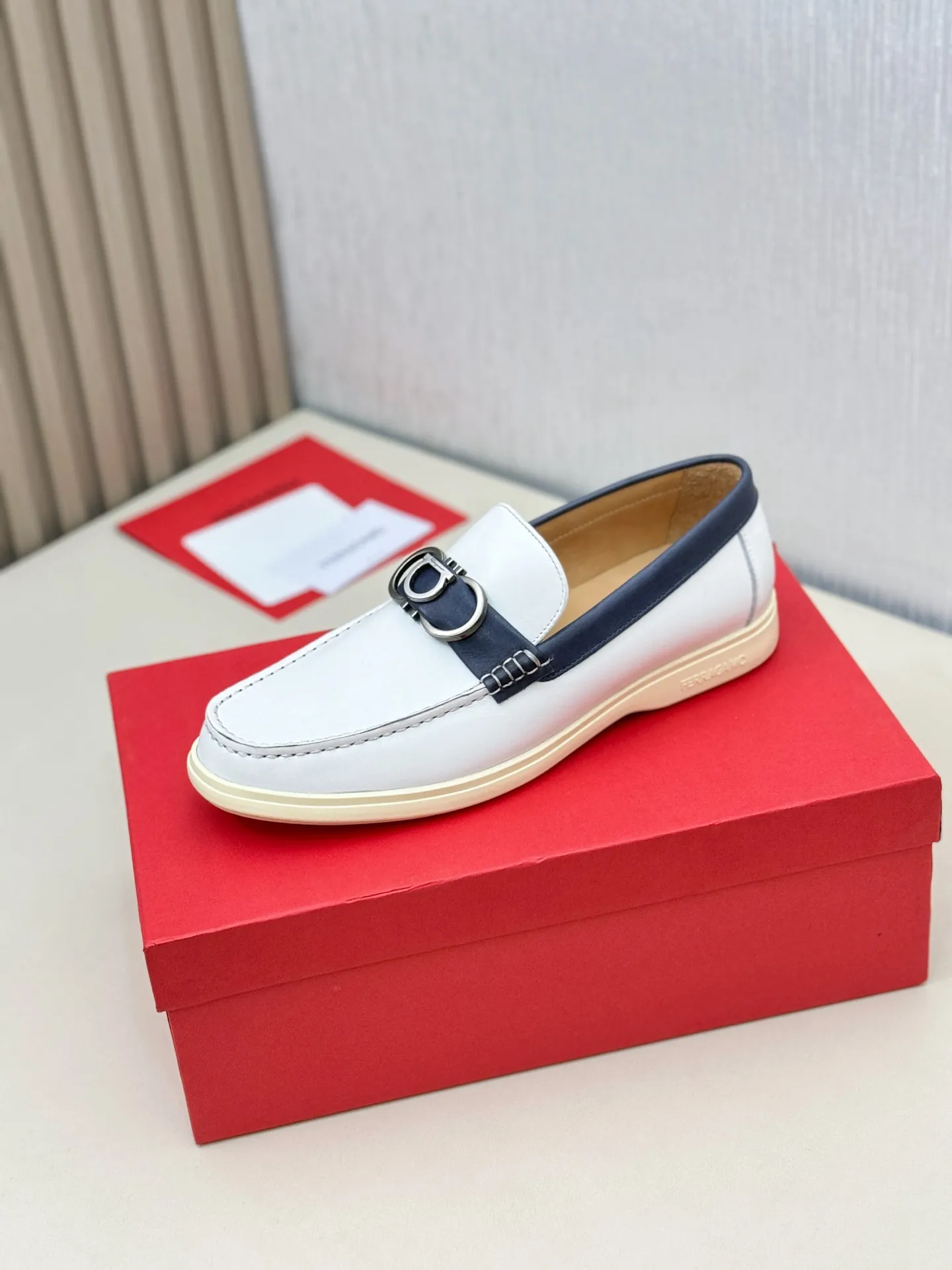 [Ferragamo] P: 580💰 Number of yards: 38~44 (45 orders are non-returnable) Ferragam's new men's driving shoes, the fabric is made of imported cowhide, with visible texture, heavy industrial stitching, dyed calfskin inside, standard logo cowhide feet, big-name experience, soft and comfortable on the feet, a men's favorite, special non-slip and wear-resistant rubber soles, easy to handle various occasions, with original box packaging!